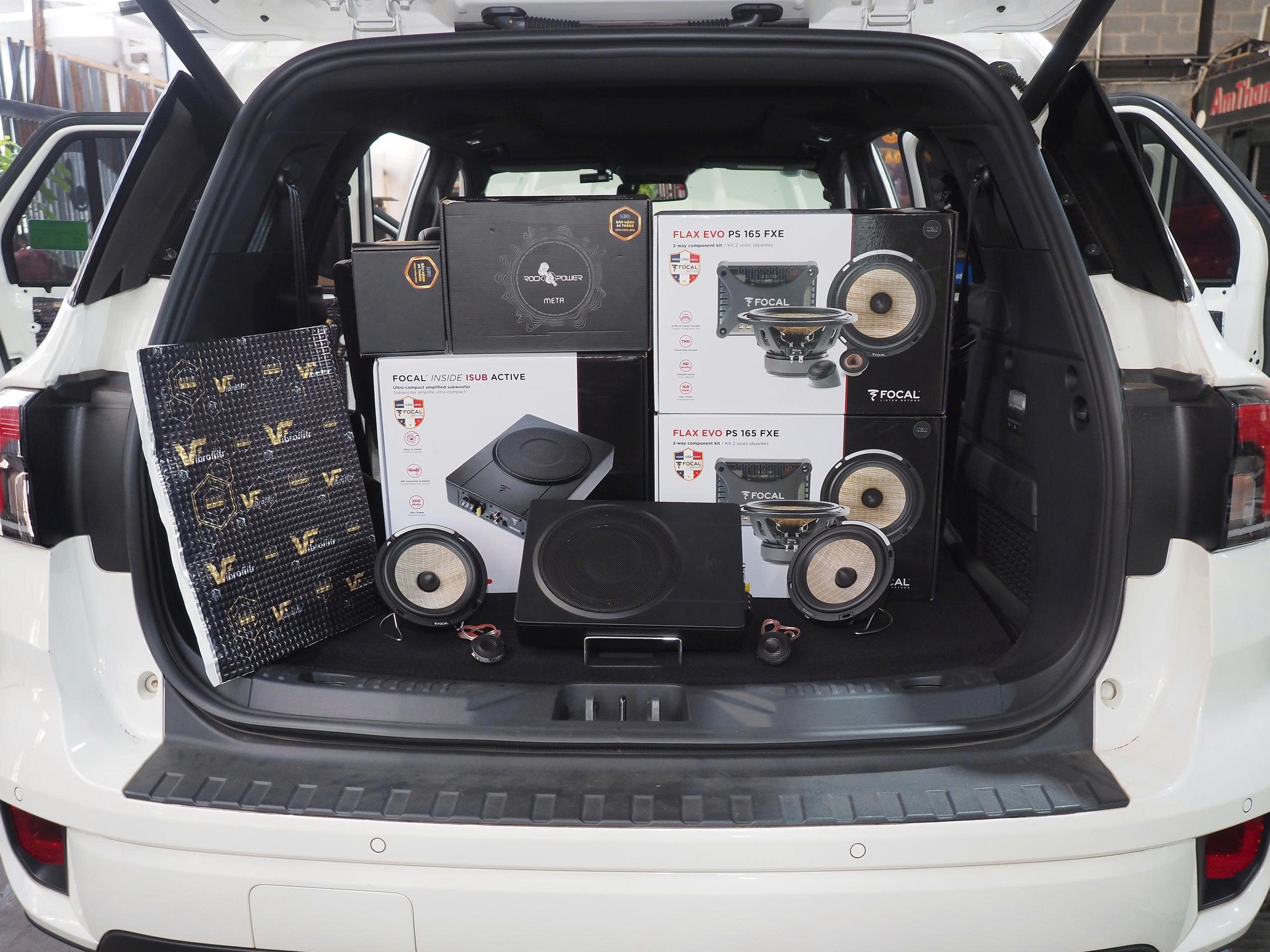 Ford Everest Hoàn Thiện Hệ Thống Âm Thanh Đầy Đủ Option từ Focal, Rockpower | AUTOBIS