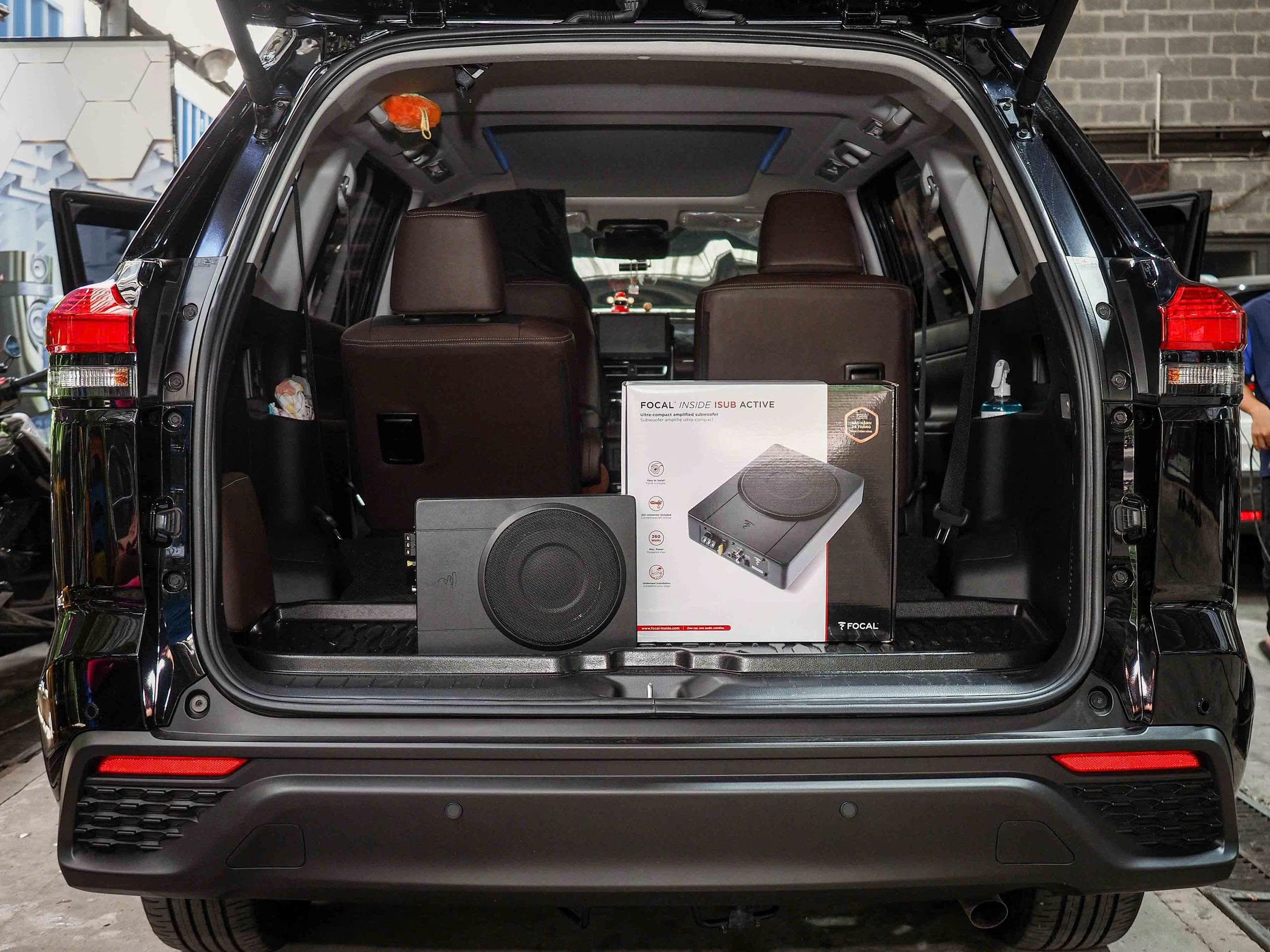 Nâng Cấp Âm Trầm Mạnh Mẽ Cho Toyota Innova Với Subwoofer Thương Hiệu Focal | AUTOBIS